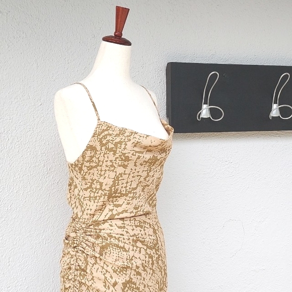 Cut-out Dress With Rouched Side - Picture 4 of 13